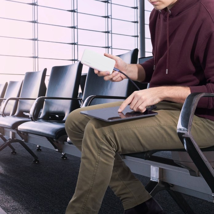 Powerbank Wozinsky WPBWE1 z diodami LED, które informują o poziomie naładowania